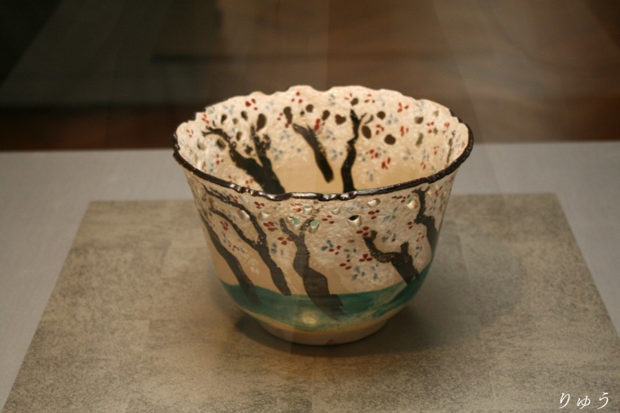 仁阿弥道八作《色絵桜樹図透鉢（いろえおうじゅずすかしばち）》江戸時代　１９世紀
